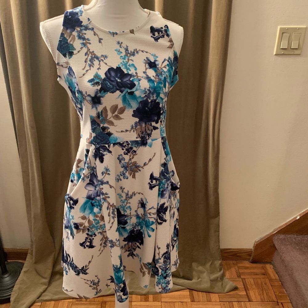 Floral dress with pockets!